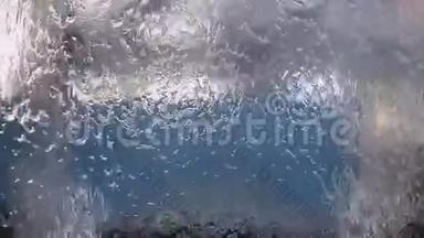 玻璃上的水。 <strong>下雨</strong>了。 水的质地.. <strong>窗户</strong>上的雨滴。